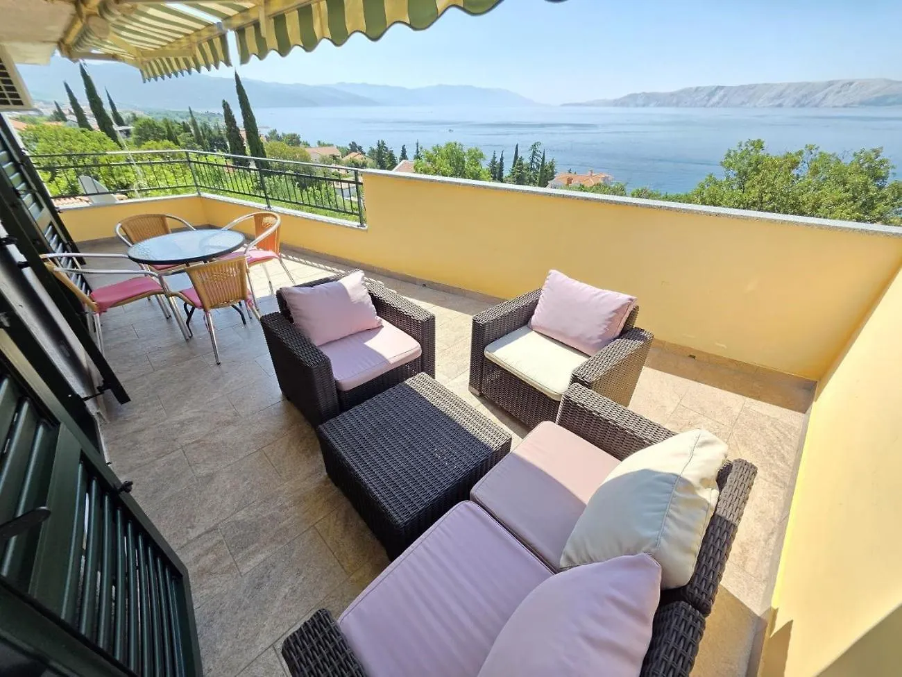 Blaz 3 - Apartment 5 Pax, Terrace With Sea View, 150 M From The Beach Novi Vinodolski